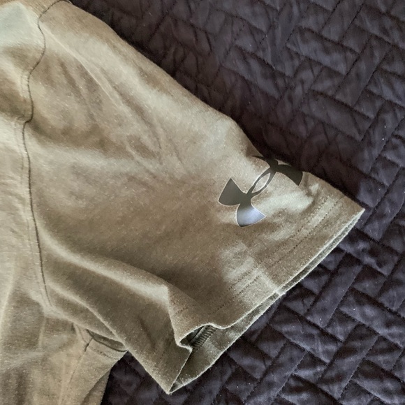 Under Armour large army green athletic shirt - Picture 4 of 4